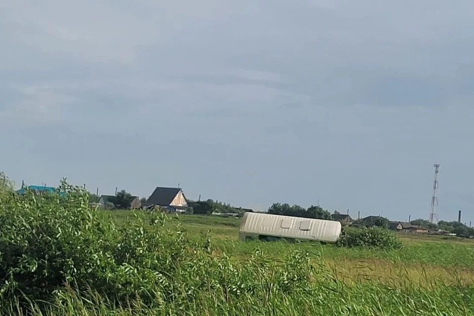 Пассажирский автобус слетел в кювет в Барабинском районе. Фото: предоставлено КП-Новосибирск