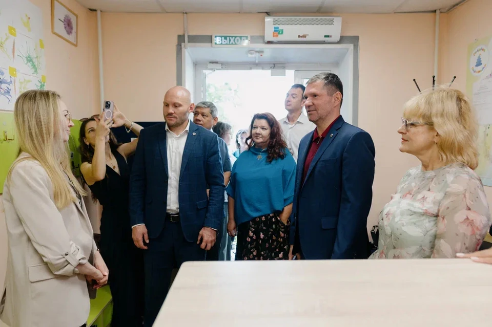 Сергей Буяков и члены комиссии гордумы по соцполитике в центре «Голубая пирамидка».