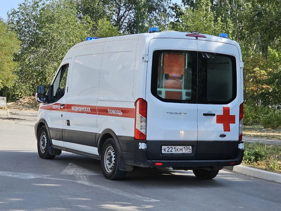 Молодого человека увезли в больницу.