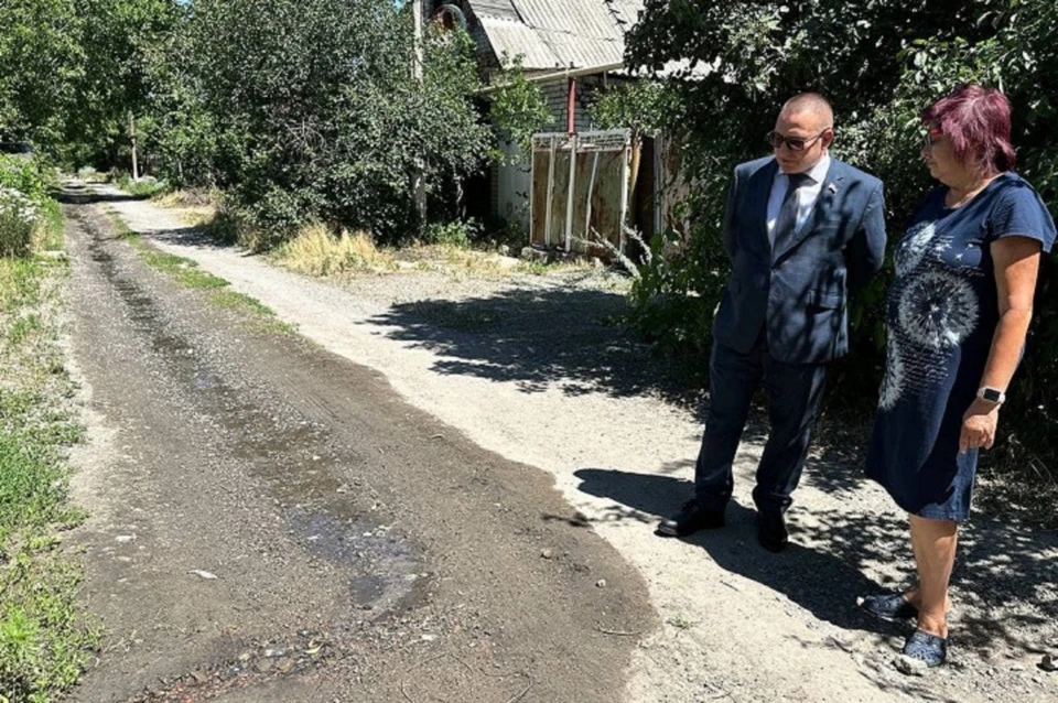 Зампредседателя Народного Совета ДНР Андрей Крамар проверил ход устранения порывов в Куйбышевском районе Донецка. Фото: t.me/dnrsovet_gov_ru