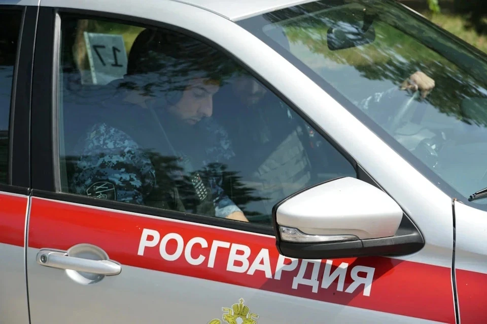 Росгвардейцы задержали дебошира, напавшего на контролеров в Москве
