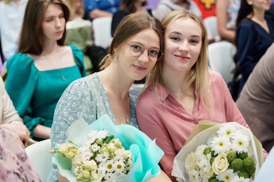 Медали вручили выпускникам, которые получили красные дипломы. Фото: Олеся Орина