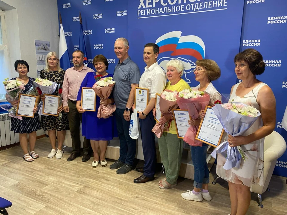 Сальдо наградил сотрудников почтовой службы. ФОТО: ТГ-канал Владимира Сальдо.