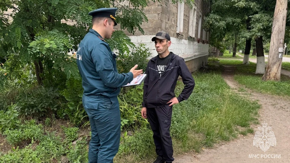 Сотрудники МЧС рассказывают жителям о пожарной безопасности. ФОТО: ГУ МЧС России по ЛНР.