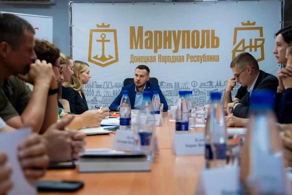 Глава Минмола ДНР провел совещание с молодежными НКО в Мариуполе. Фото: ТГ/Макаров