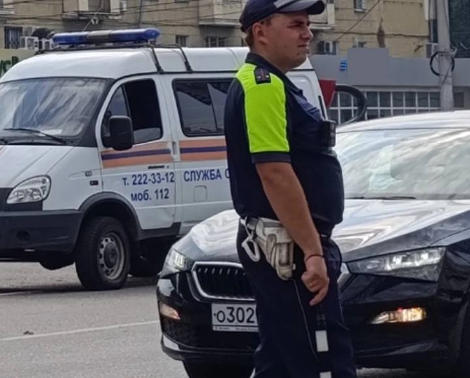 Автоинспекторы на некоторых участках улиц регулируют движение вручную.