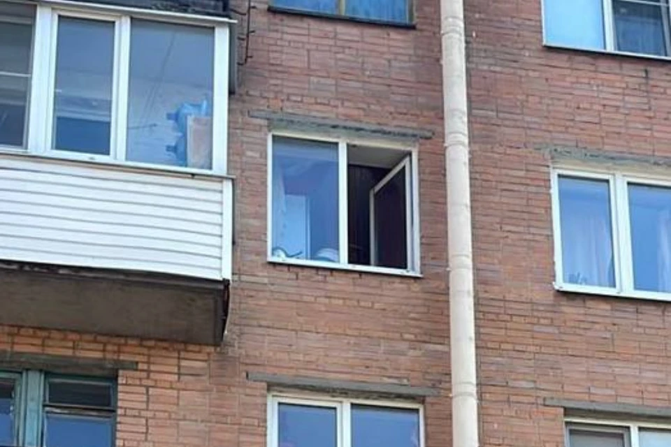 Девочка рухнула с четвертого этажа.