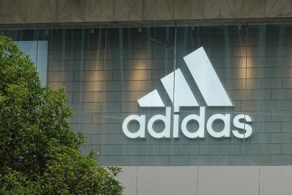 Adidas хочет зарегистрировать новый бренд в России: подробнее