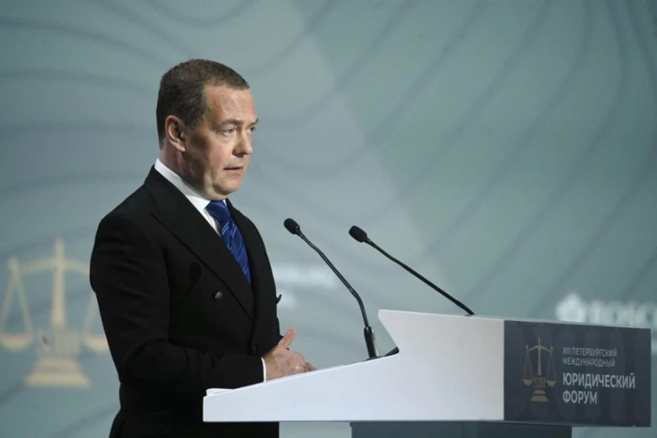 Медведев: Украине нужна депаразитизация, ее граждане должны отвечать за поступки