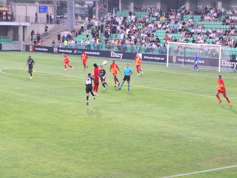 Борьба на футбольном поле получилась упорной, никто не хотел уступать.