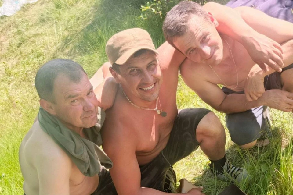 Родные верят, что мужчины живы и ждут помощи. Фото: из архива супруги Василия.