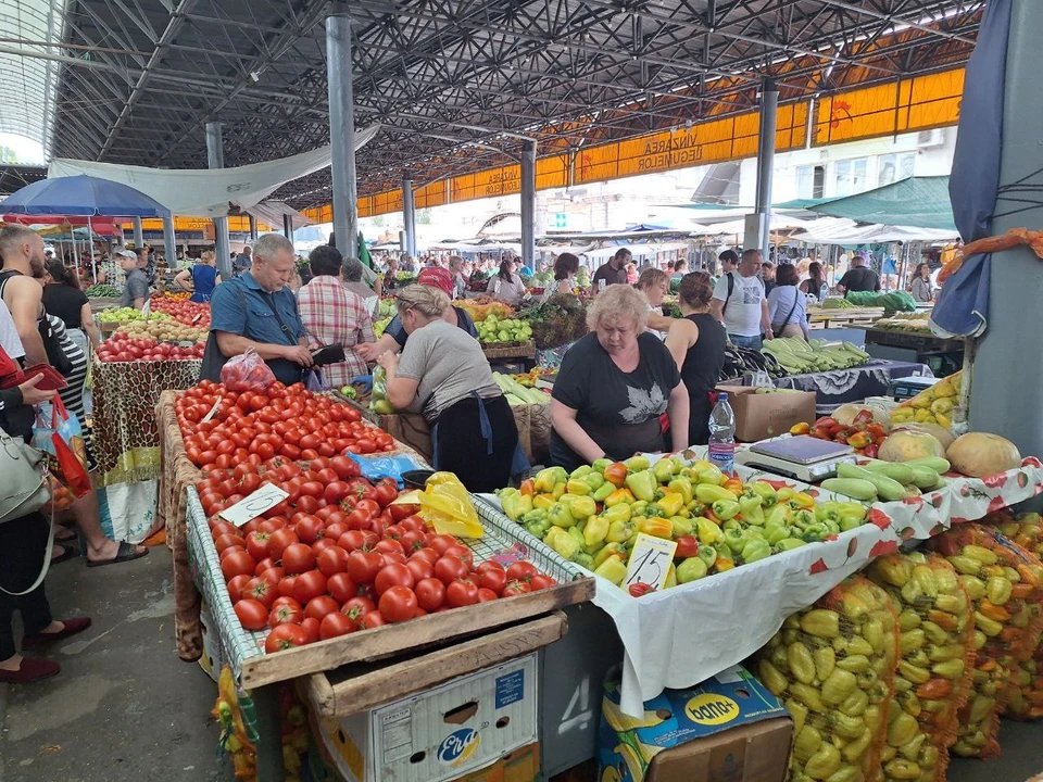 На Центральном рынке Кишинева много покупателей.
