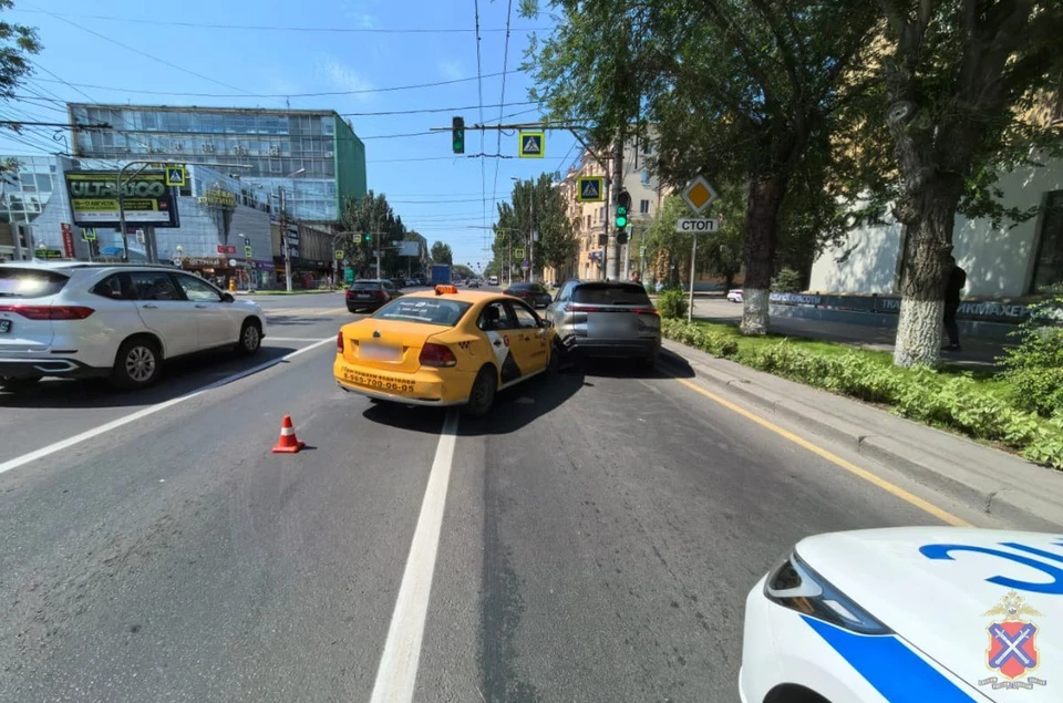 В обстоятельствах ДТП разбирается полиция.
