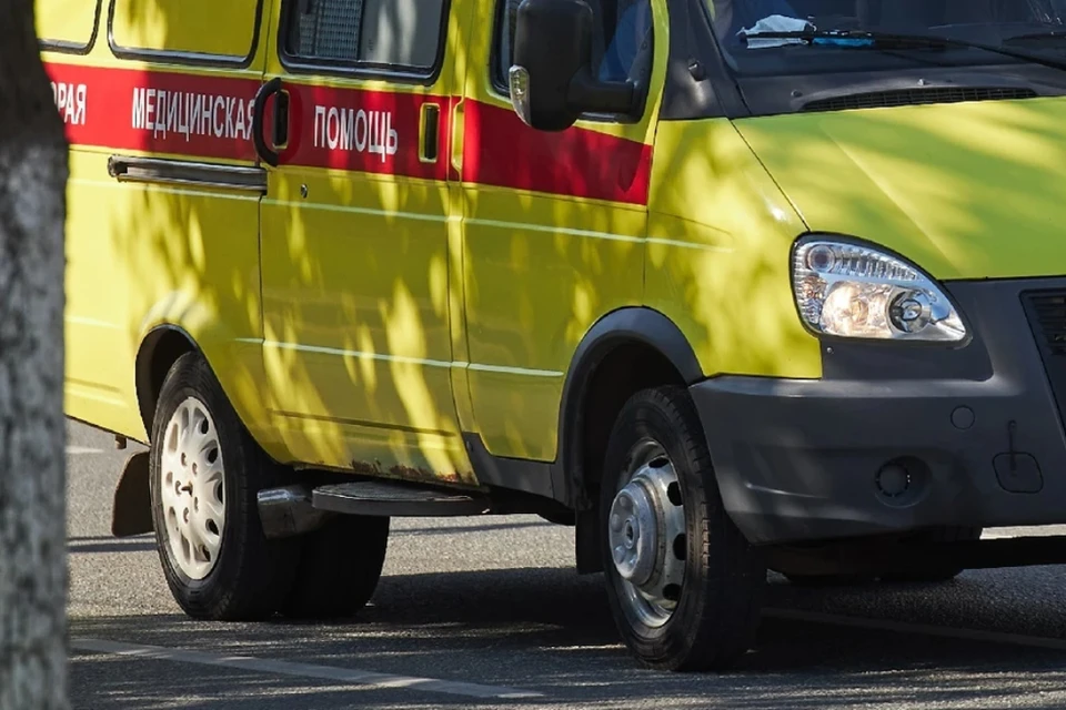 На место прибыли врачи скорой помощи.