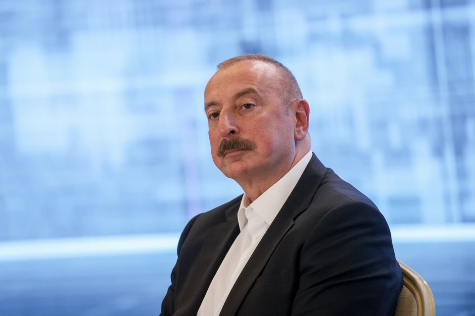 Алиев поблагодарил журналистку за подаренные шевроны украинских нацбатальонов
