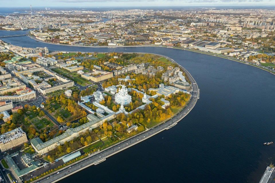 Восьмилетнюю девочку ударило током на остановке в Петербурге