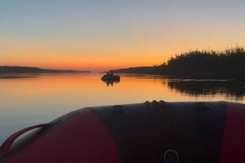 Из-за неисправного мотора пара застряла на реке Лена в Якутии. Фото: Служба спасения Якутии