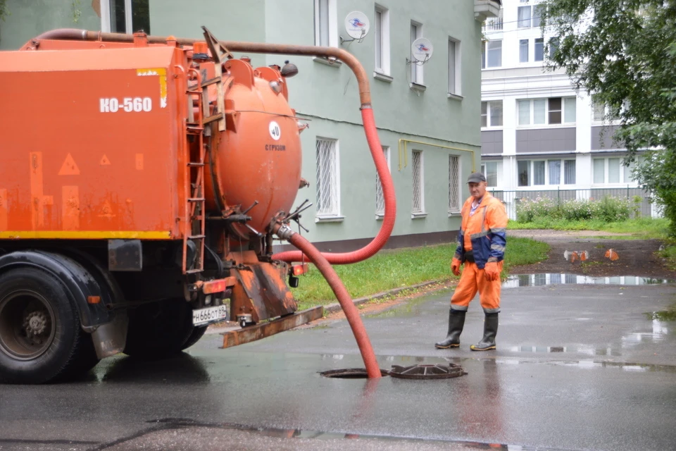 Работы по откачке воды начались ночью и продолжаются до сих пор. Фото: Отдел информации и аналитики Администрации города Твери.