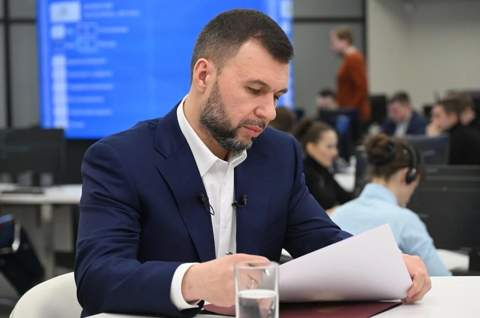Глава ДНР Денис Пушилин проводит прямой эфир. Фото: сайт Главы ДНР