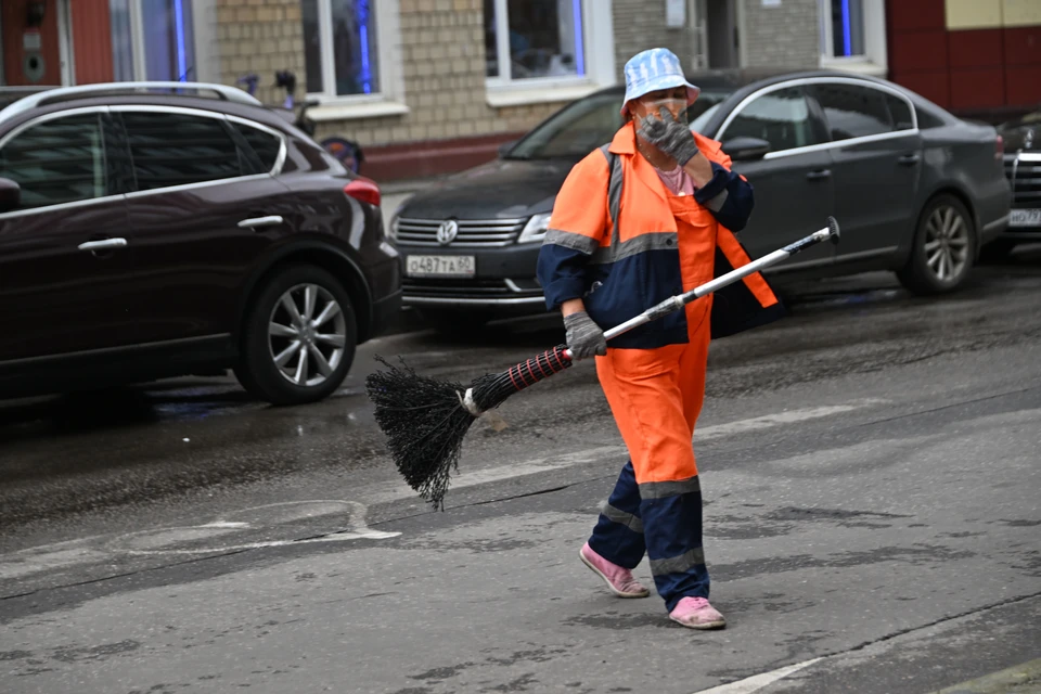 В Сыктывкаре нашли дворы, где не смогли прибраться с весны.
