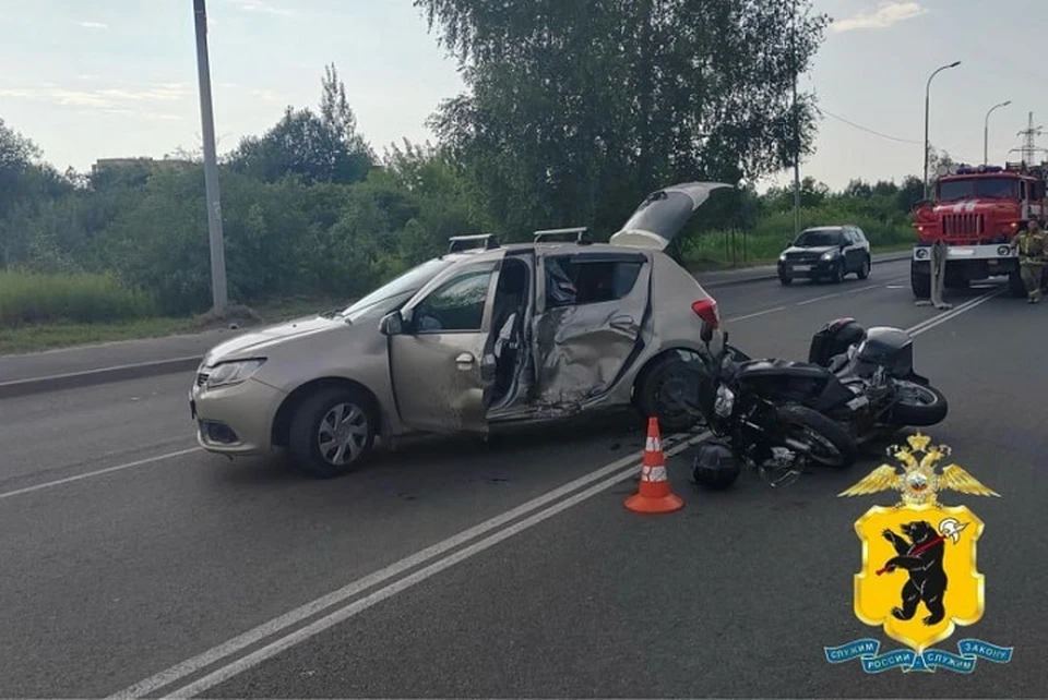В Рыбинске столкнулись машина и мотоцикл.