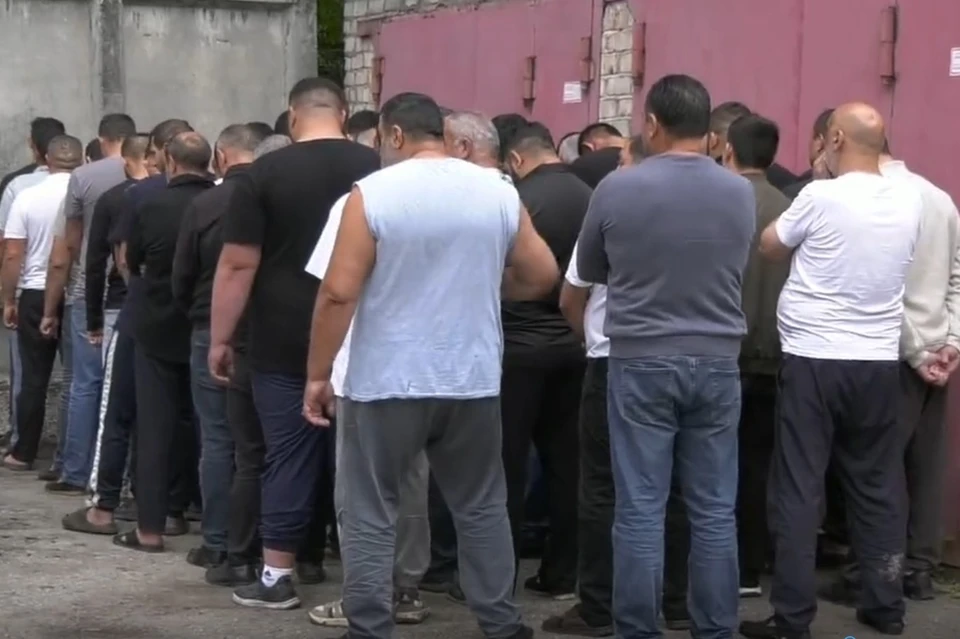 105 человек доставлены в органы полиции для проверки.