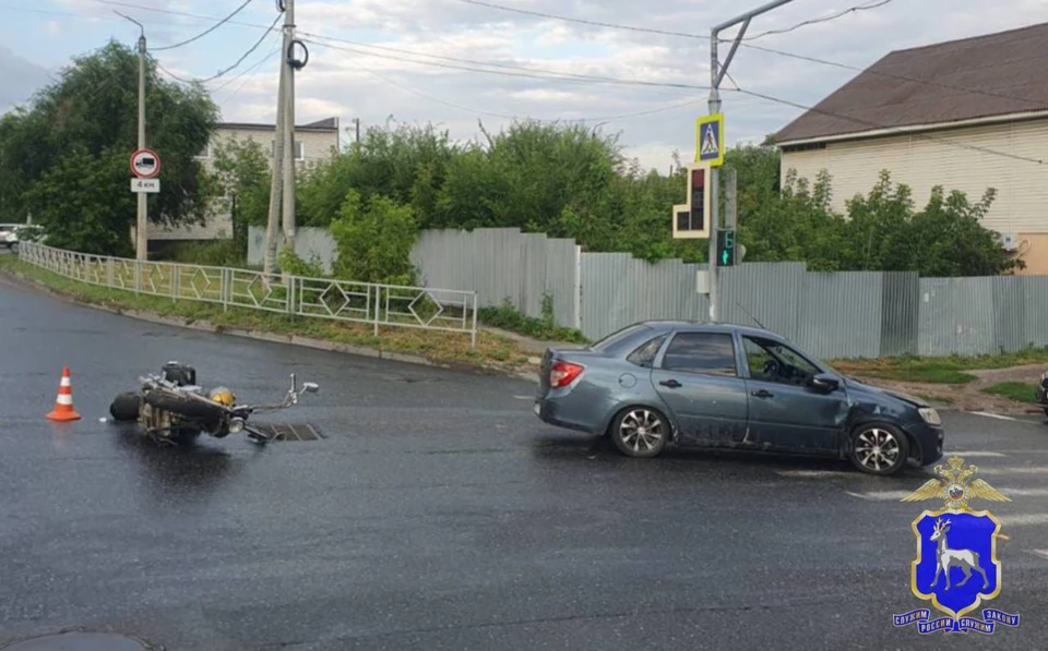 При повороте водитель Гранты не уступил дорогу мотоциклу, который ехал прямо