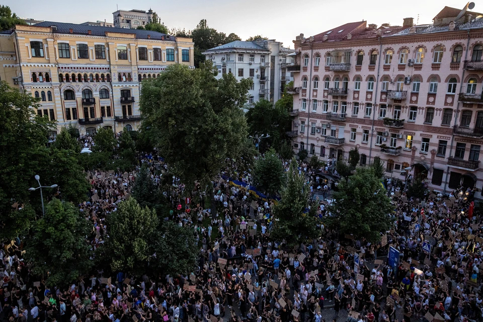 Протестующие, помимо обвинений в адрес властей, вспомнили и антироссийские речёвки