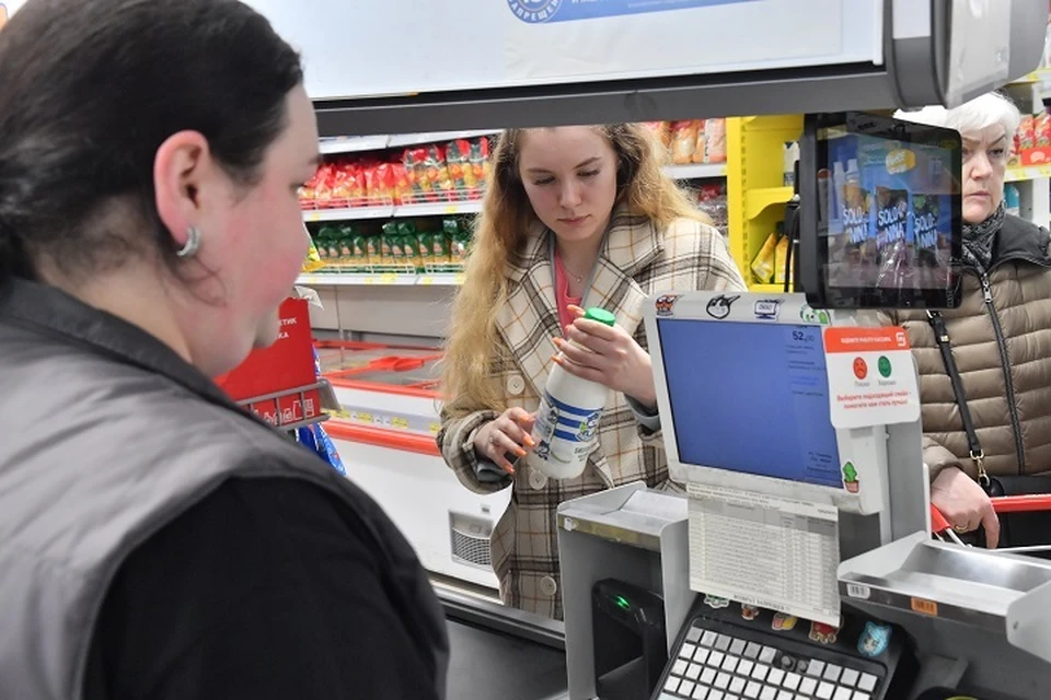 На проверку попали салаты, зелень, упакованная готовая продукция, а также арахис и мучные изделия.