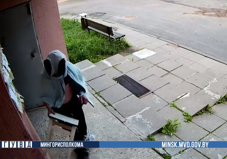 Милиция нашла мужчину, разбившего камеру на подъезде. Фото: кадр видео ГУВД Мингорисполкома
