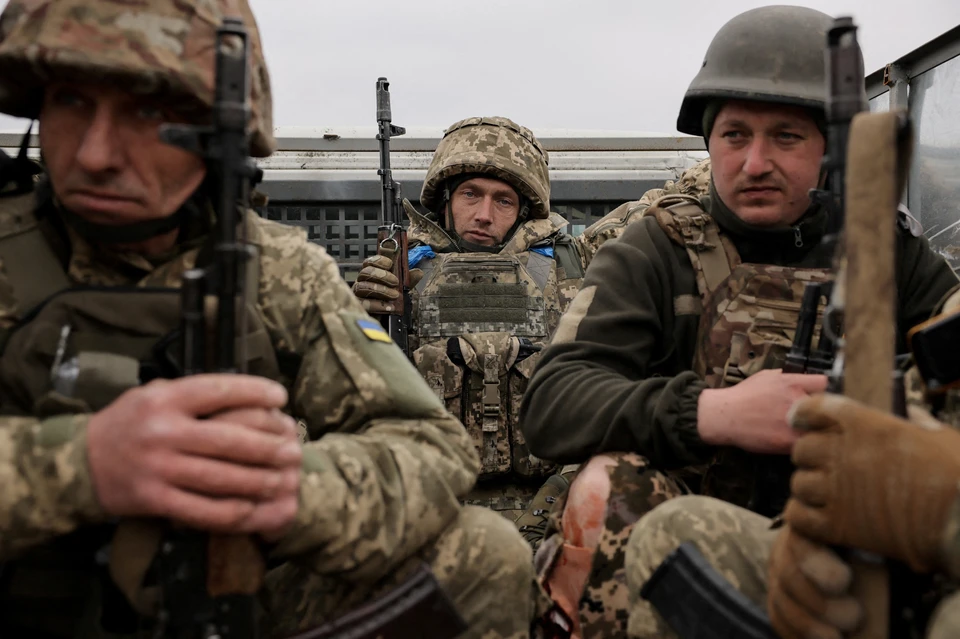 Российские бойцы более 8 километров несли боевика ВСУ на носилках
