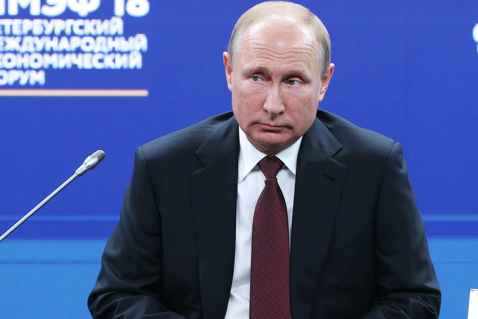 Владимира Путина наградили медалью «За верность российскому флоту»