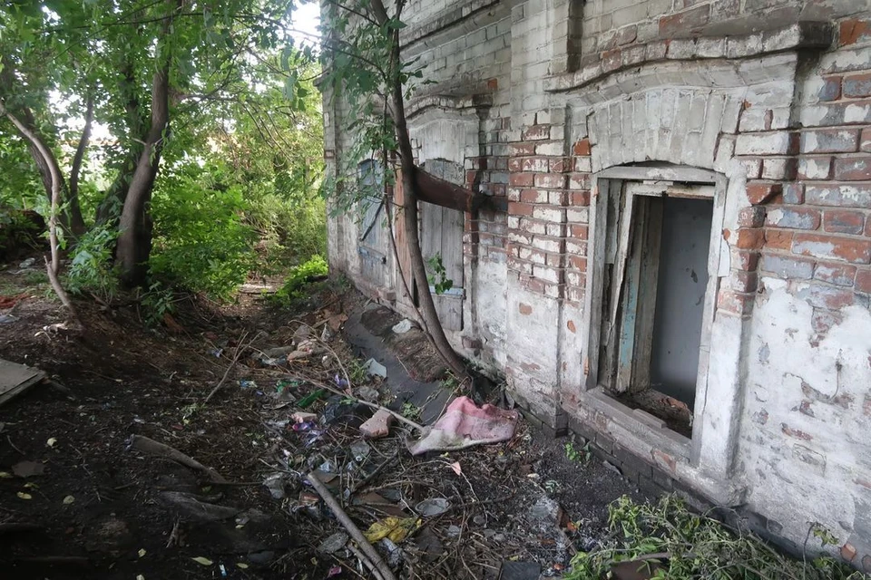 Дом находится в разрушенном состоянии. Фото: Анна Сабанова/"Бийский рабочий"