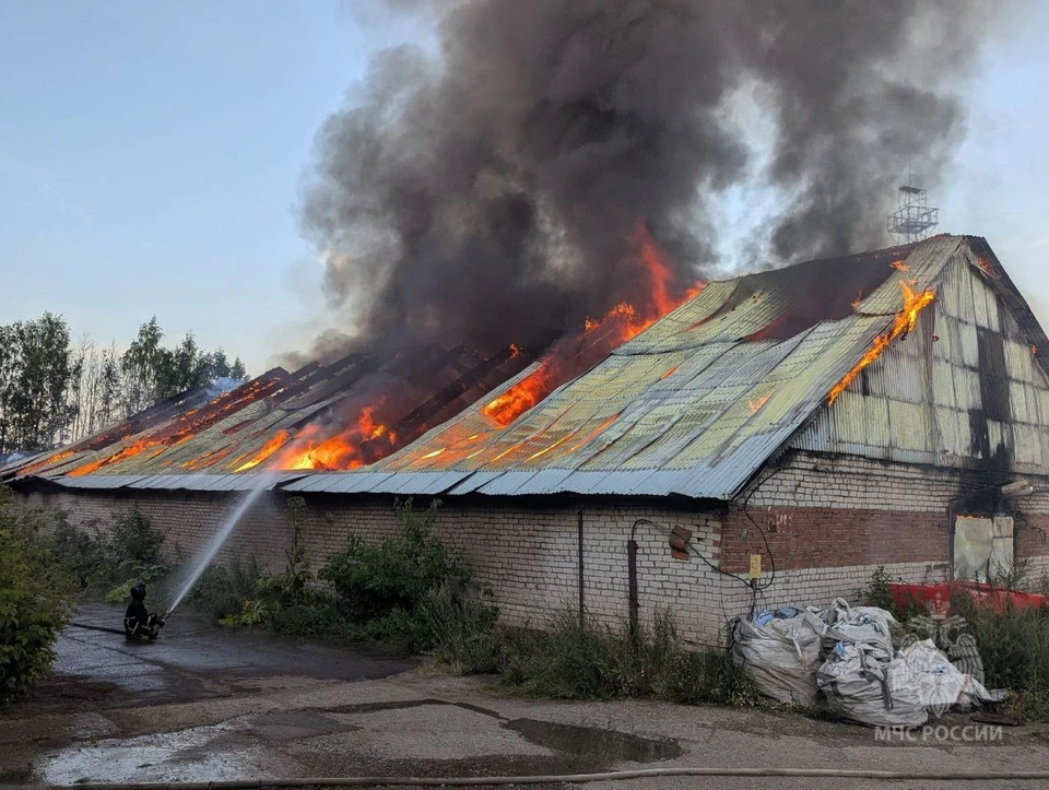 Инцидент произошел в поселке Пригородный. Фото: пресс-служба ГУ МЧС по Кировской области