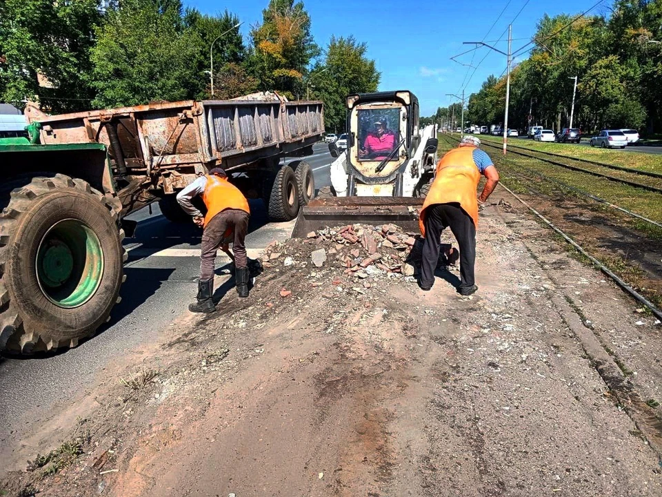 В Ульяновске снесли ветхую остановку по Циолковского. ФОТО: тг-канал Ульяновскэлектротранса