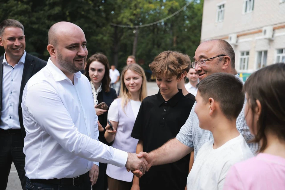 Вячеслав Федорищев пообщался с ребятами из Снежного. Фото: Иван Макеев