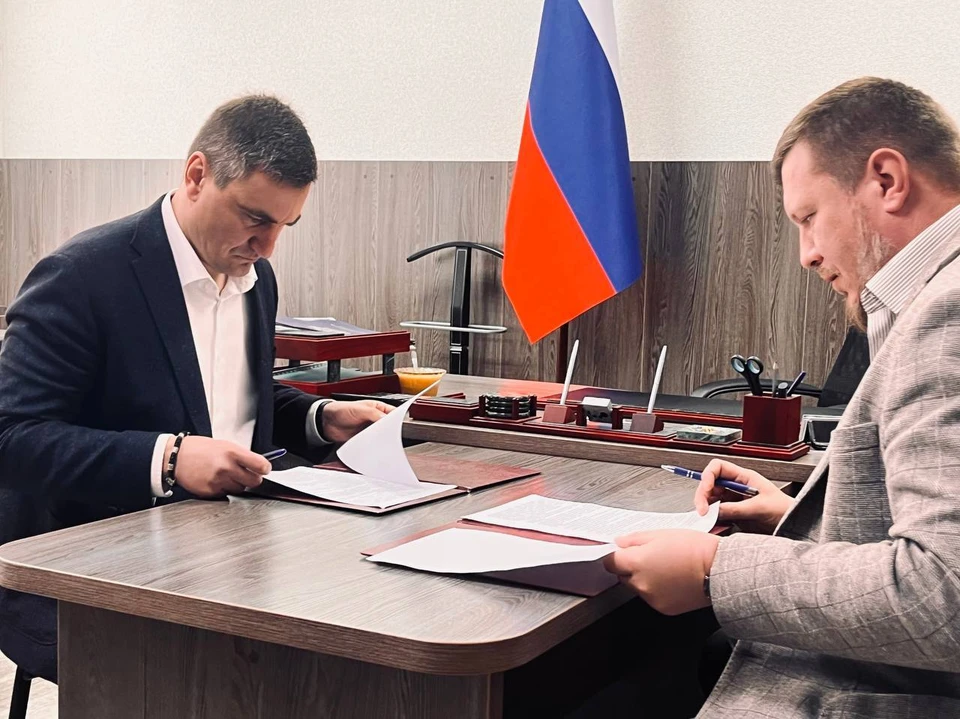 Подписание соглашения о создании технопарка. Слева - министр Владислав Варшавский, справа - представитель управляющей компании будущего индустриального парка Денис Беликов