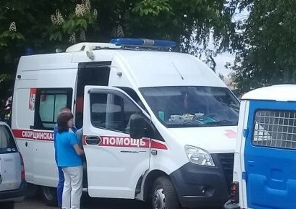 Женщину с осколочным ранением плеча и мужчину с баротравмой на «скорой» везут в Валуйскую ЦРБ.