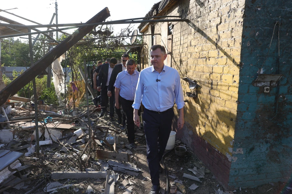 Глава региона лично оценил последствия ночного обстрела в Сальске. Фото: пресс-служба губернатора Ростовской области