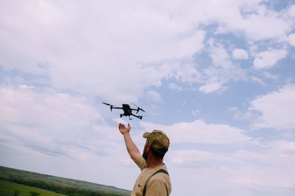 Российский FPV-дрон уничтожил украинский наземный дрон в ДНР