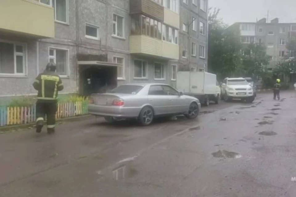 На Камчатке спасатели и пожарные МЧС России обследуют здания после сильного землетрясения.