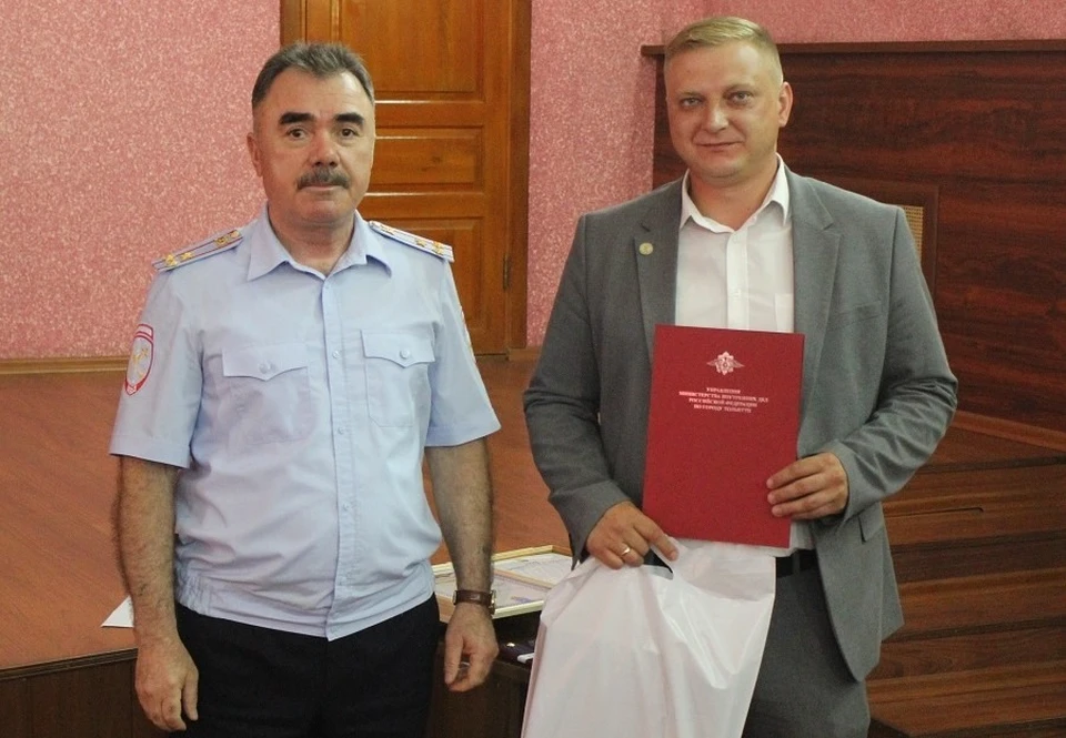 Сотрудников банка, которые предотвратили похищение денег, наградили