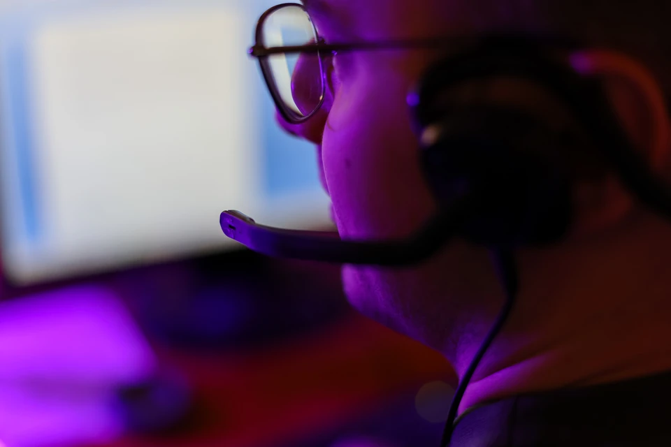 Атака носит характер распределенного DDoS-нападения.