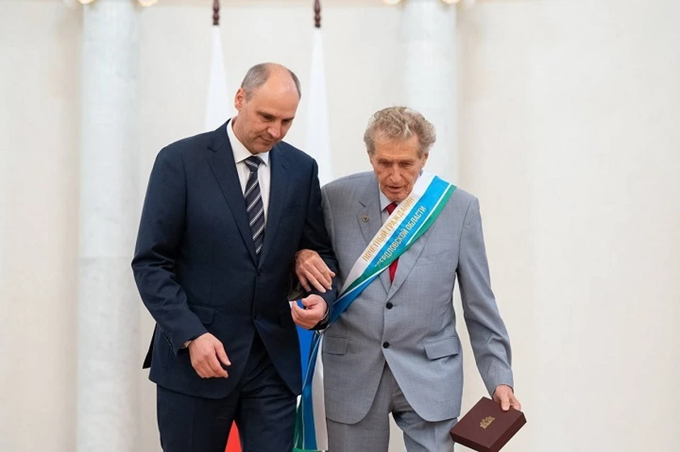 Денис Паслер наградил выдающихся свердловчан. Фото: telegram-канал Дениса Паслера
