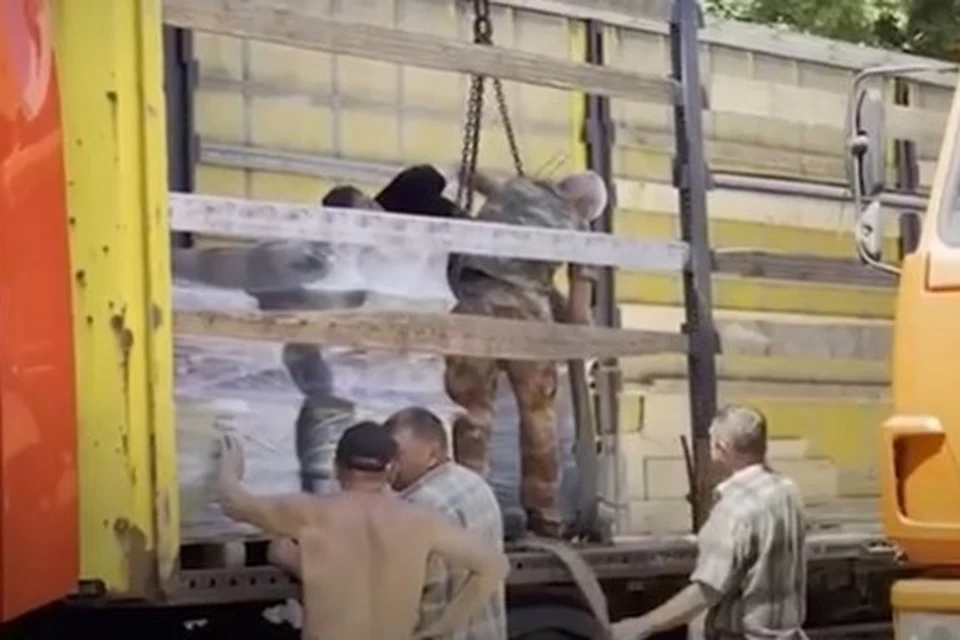 В ЛНР прибыла целая фура с помощью. ФОТО: кадры с видео «Первого севастопольского»