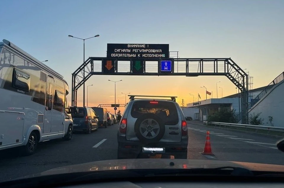 Всю ночь перед мостом не было очередей, однако ближе к шести утра начал образовываться затор. Фото: чат для автомобилистов "Крымский мост"