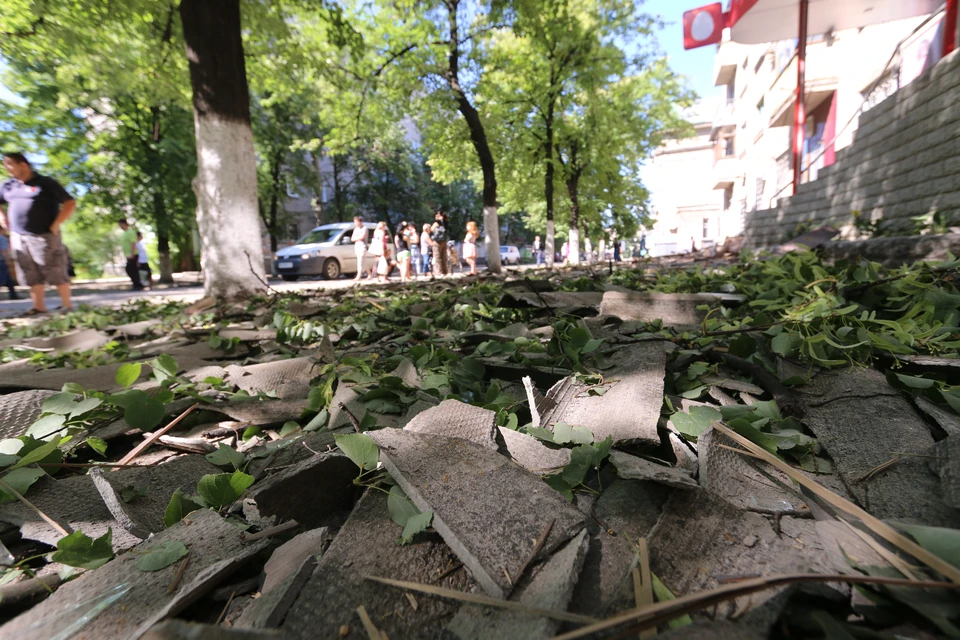 Шифер при падении разлетелся на осколки. Фото: архив КП