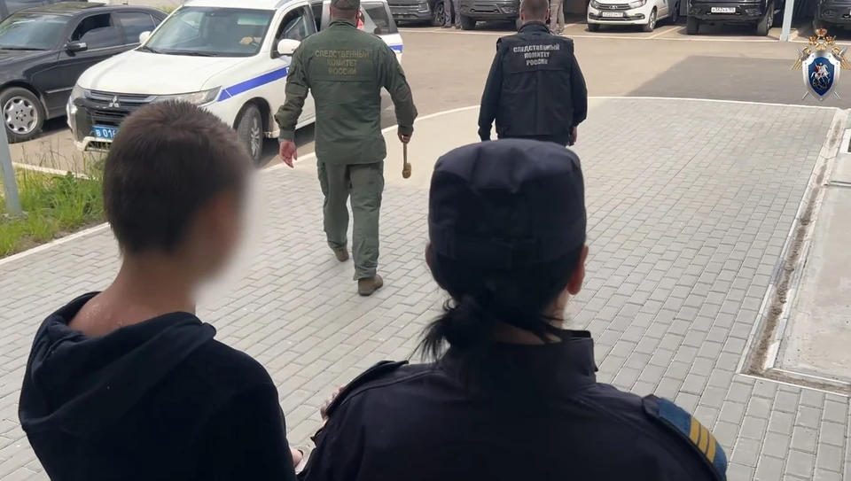 14-летнюю убийцу вывозят на следственный эксперимент на улицу Кабельщиков. Фото: СК РФ