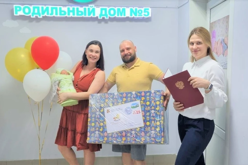 Одни из счастливых родителей новорожденного с подарком.