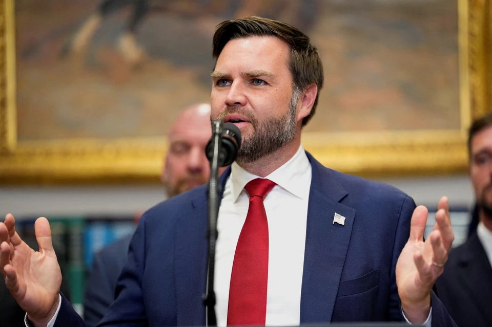 Вэнс рассказал о планах изучить тему НЛО во время парламентских каникул